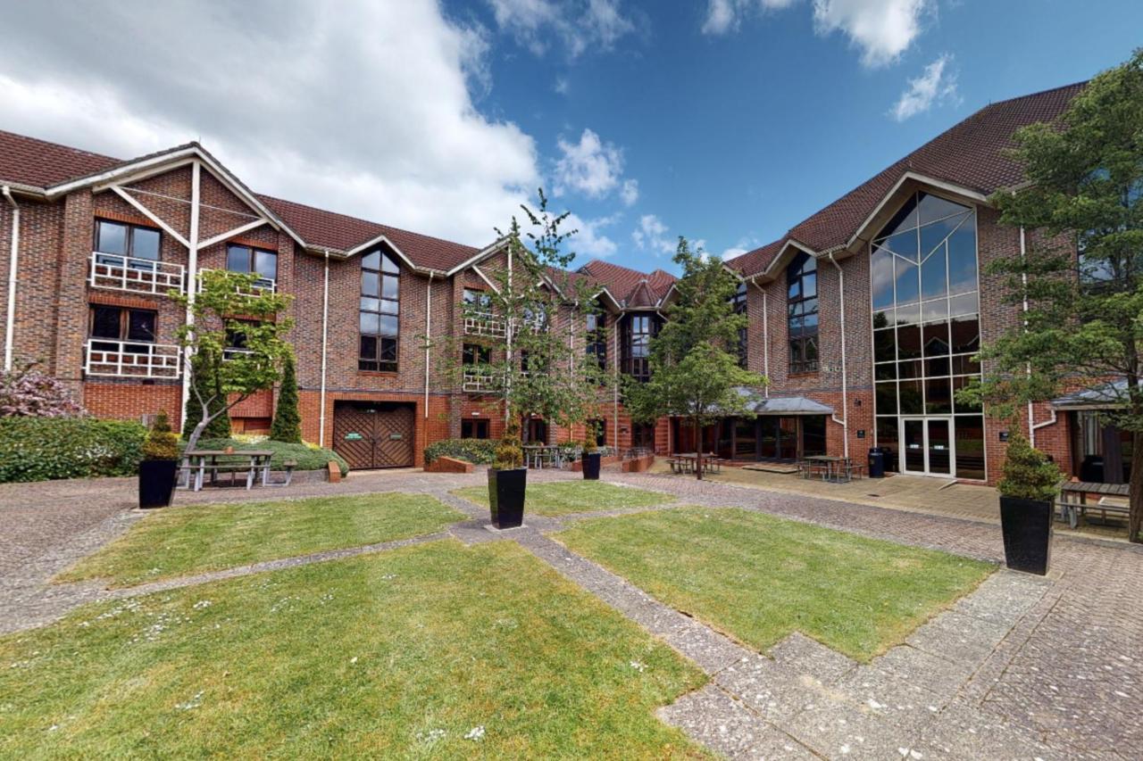 Village Hotel Swindon Exterior photo